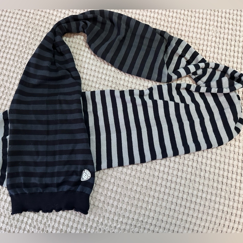 Guess Striped Knit Scarf in Black and Gray color transition women’s